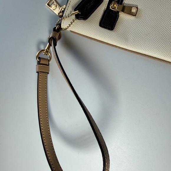 Coach Vanilla Pebbled Leather Wristlet – Gold Hardware - Picture 4 of 6